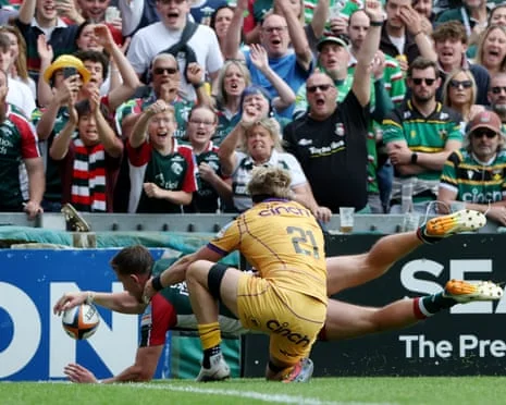 Freddie Steward scores Leicester’s sixth try despite the efforts of Henry Pollock