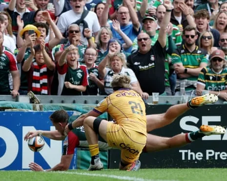 Freddie Steward scores Leicester’s sixth try despite the efforts of Henry Pollock