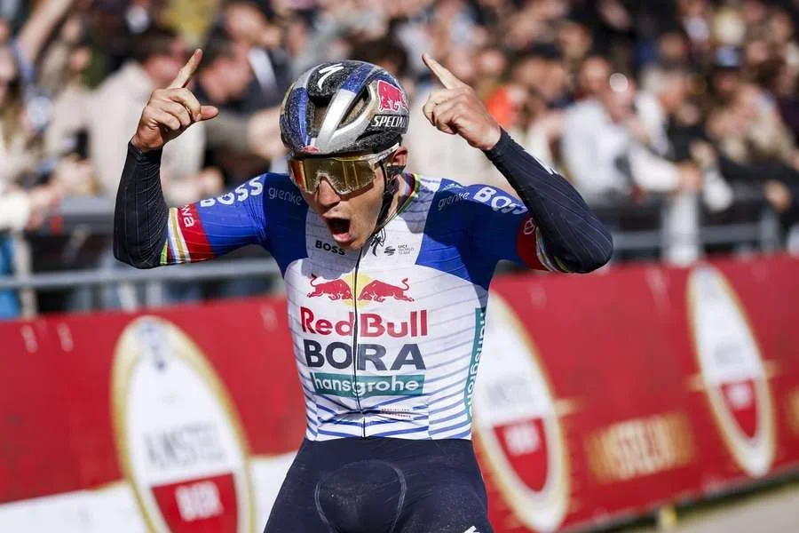 Evenepoel celebra su victoria